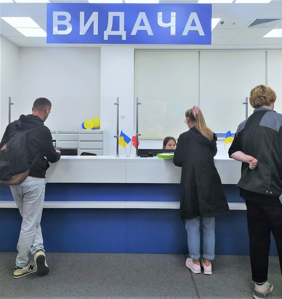 Паспортний сервіс у Польщі: які документи можуть оформити українці
